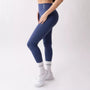 Leggings sportivi denim da donna indossati con fascia alta in vita, morbidi ed elasticizzati.