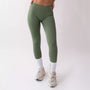 Leggings sportivi verde salvia da donna indossati con fascia alta in vita, morbidi ed elasticizzati.