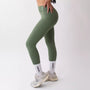 Leggings sportivi verde salvia da donna indossati con fascia alta in vita, morbidi ed elasticizzati.