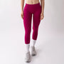 Leggings sportivi color orchidea da donna indossati con fascia alta in vita, morbidi ed elasticizzati.