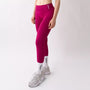 Leggings sportivi color orchidea da donna indossati con fascia alta in vita, morbidi ed elasticizzati.