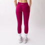 Leggings sportivi color orchidea da donna indossati con fascia alta in vita, morbidi ed elasticizzati.