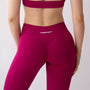 Dettaglio leggings sportivi color orchidea da donna indossati con fascia alta in vita, morbidi ed elasticizzati.