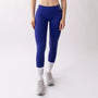 Leggings sportivi viola da donna indossati con fascia alta in vita, morbidi ed elasticizzati.