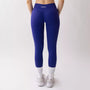 Leggings sportivi viola da donna indossati con fascia alta in vita, morbidi ed elasticizzati.