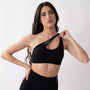 Top sportivo monospalla nero da donna indossato dal design moderno ed essenziale, con supporto confortevole e tessuto elasticizzato. 