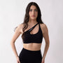 Top sportivo monospalla nero da donna indossato dal design moderno ed essenziale, con supporto confortevole e tessuto elasticizzato. 