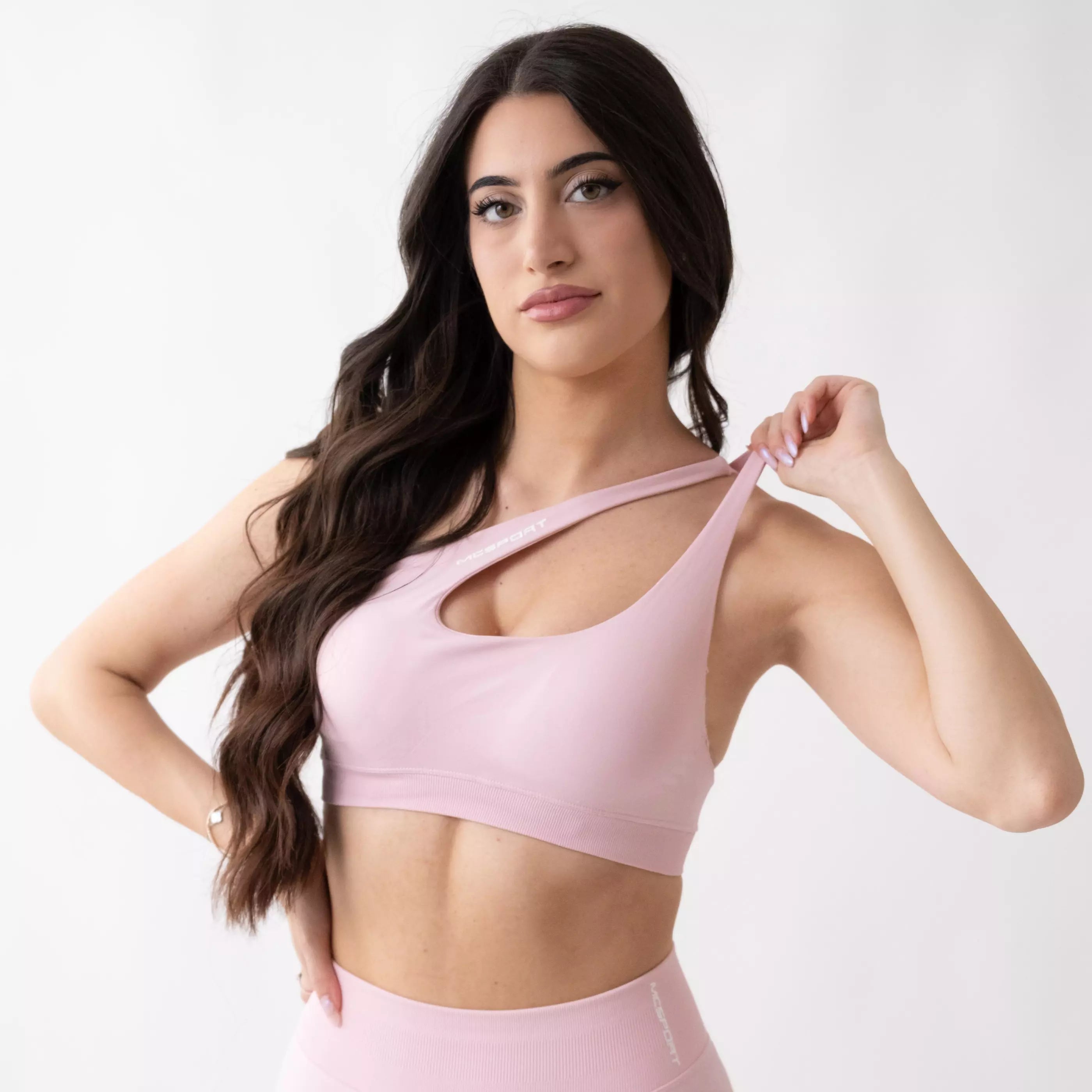 Top sportivo monospalla nero da donna indossato dal design moderno ed essenziale, con supporto confortevole e tessuto elasticizzato. Ideale per fitness, yoga, pilates e allenamenti.
