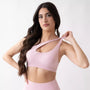 Top sportivo monospalla nero da donna indossato dal design moderno ed essenziale, con supporto confortevole e tessuto elasticizzato. Ideale per fitness, yoga, pilates e allenamenti.