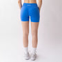 Shorts sportivi blu da donna indossati con fascia alta in vita, morbidi ed elasticizzati.