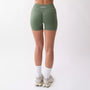 Shorts sportivi verde salvia da donna indossati con fascia alta in vita, morbidi ed elasticizzati.
