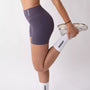 Shorts sportivi grigi da donna indossati con fascia alta in vita, morbidi ed elasticizzati.