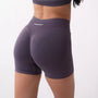 Shorts sportivi grigi da donna indossati con fascia alta in vita, morbidi ed elasticizzati.
