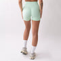 Shorts sportivi color menta da donna indossati con fascia alta in vita, morbidi ed elasticizzati.