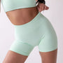 Shorts sportivi color menta da donna indossati con fascia alta in vita, morbidi ed elasticizzati.