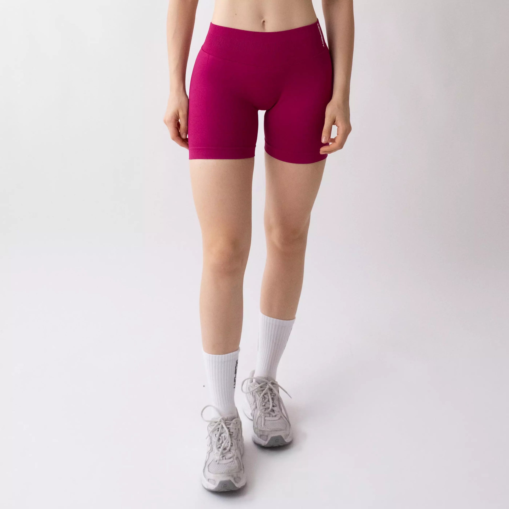Shorts sportivi color orchidea da donna indossati con fascia alta in vita, morbidi ed elasticizzati.