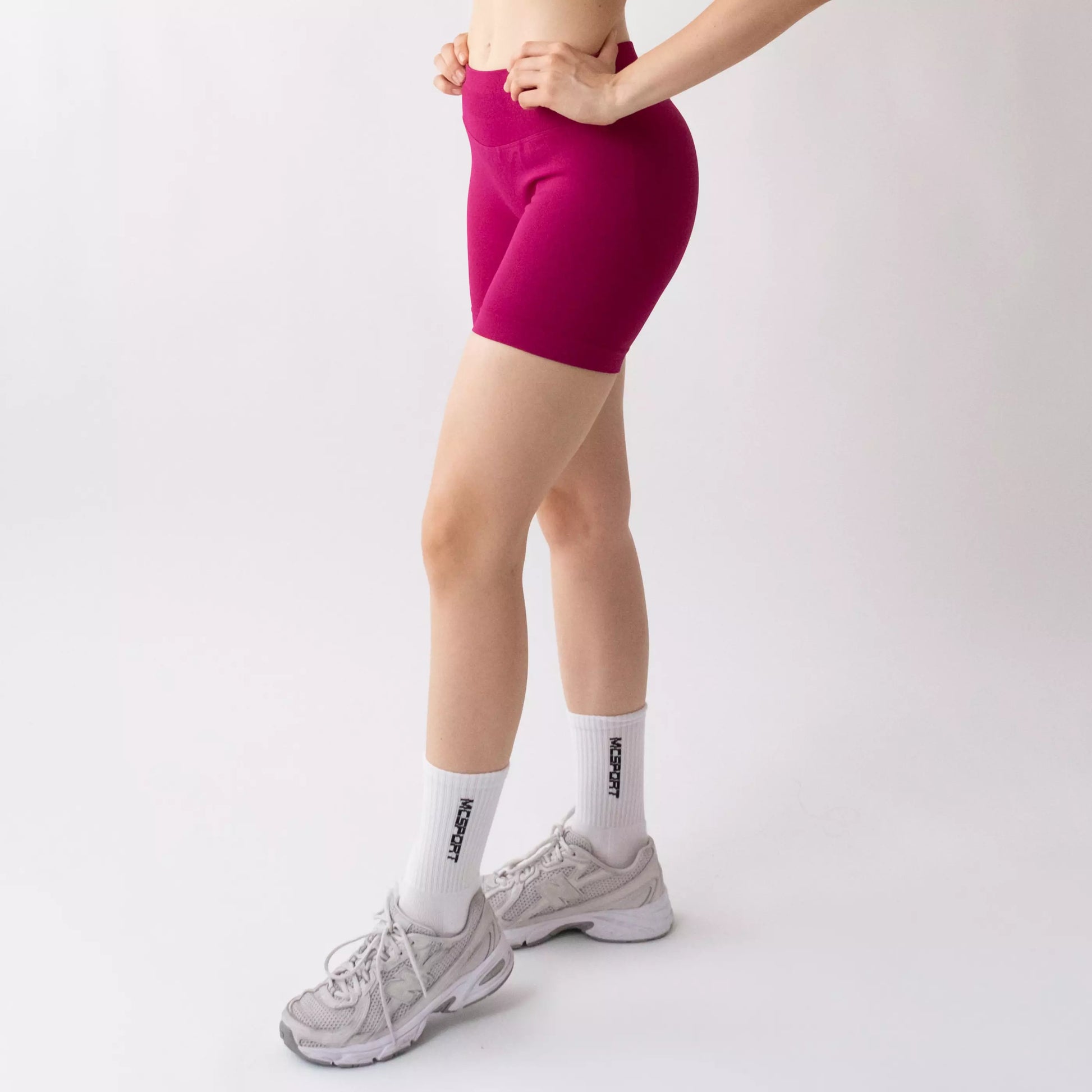 Shorts sportivi color orchidea da donna indossati con fascia alta in vita, morbidi ed elasticizzati.