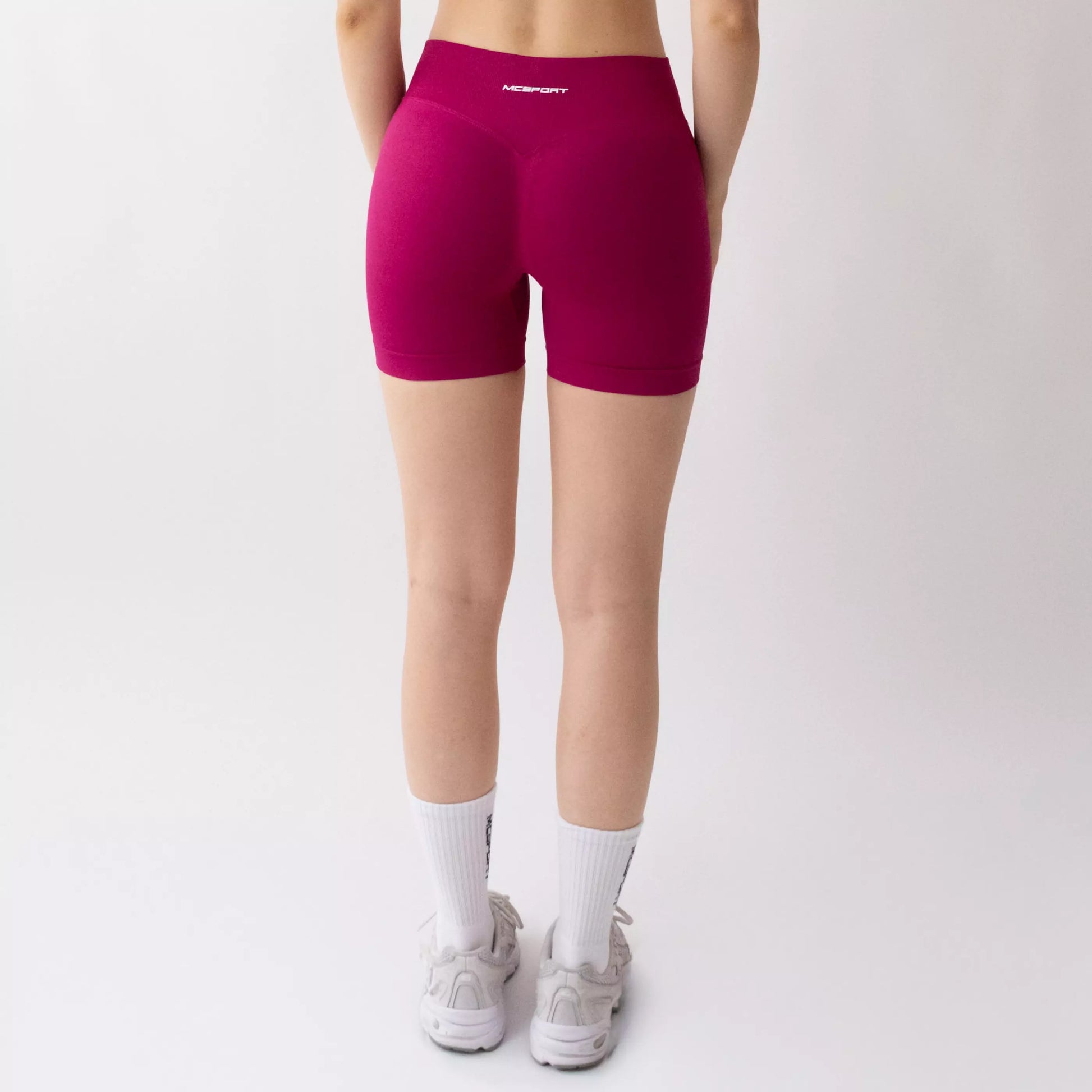 Shorts sportivi color orchidea da donna indossati con fascia alta in vita, morbidi ed elasticizzati.
