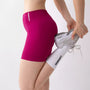Shorts sportivi color orchidea da donna indossati con fascia alta in vita, morbidi ed elasticizzati.