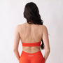 Top sportivo color corallo da donna indossato dal design essenziale e confortevole, ideale per fitness, palestra, yoga e pilates.