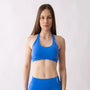 Top sportivo ciano da donna indossato dal design essenziale e confortevole, ideale per fitness, palestra, yoga e pilates.