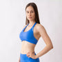 Top sportivo ciano da donna indossato dal design essenziale e confortevole, ideale per fitness, palestra, yoga e pilates.