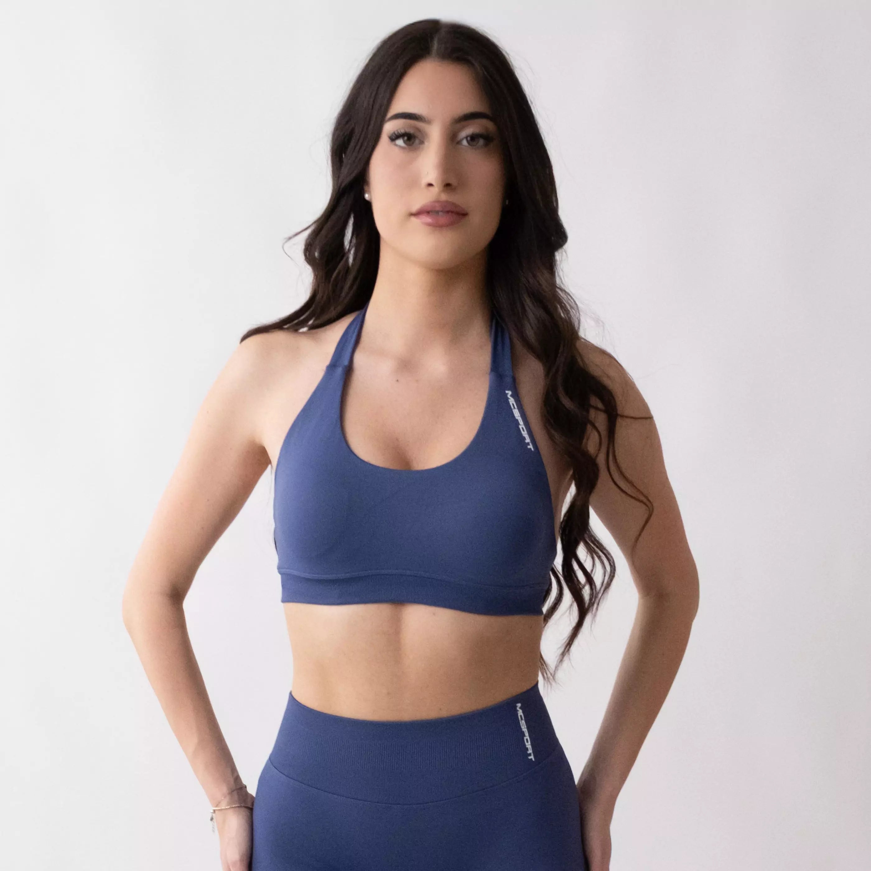 Top sportivo denim da donna indossato dal design essenziale e confortevole, ideale per fitness, palestra, yoga e pilates.