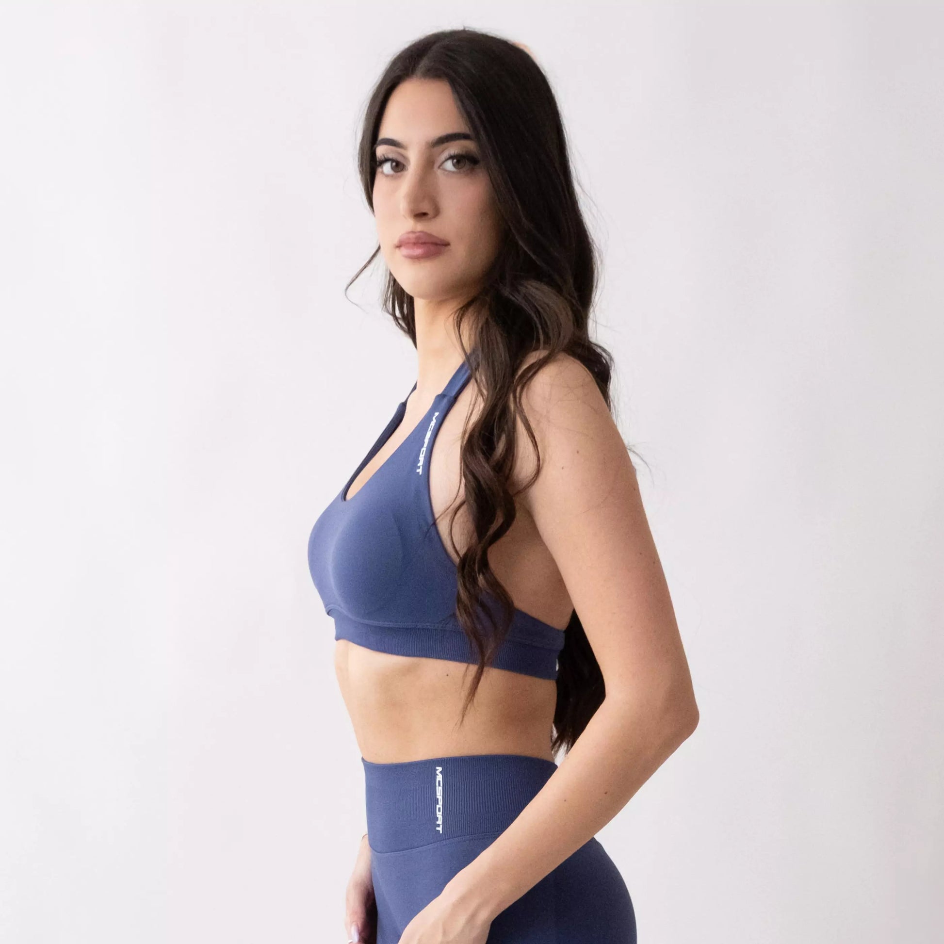 Top sportivo denim da donna indossato dal design essenziale e confortevole, ideale per fitness, palestra, yoga e pilates.