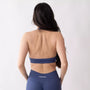 Top sportivo denim da donna indossato dal design essenziale e confortevole, ideale per fitness, palestra, yoga e pilates.