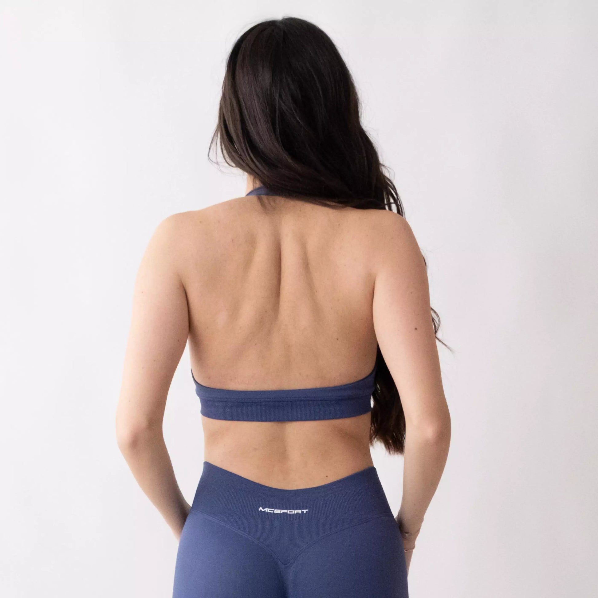 Top sportivo denim da donna indossato dal design essenziale e confortevole, ideale per fitness, palestra, yoga e pilates.