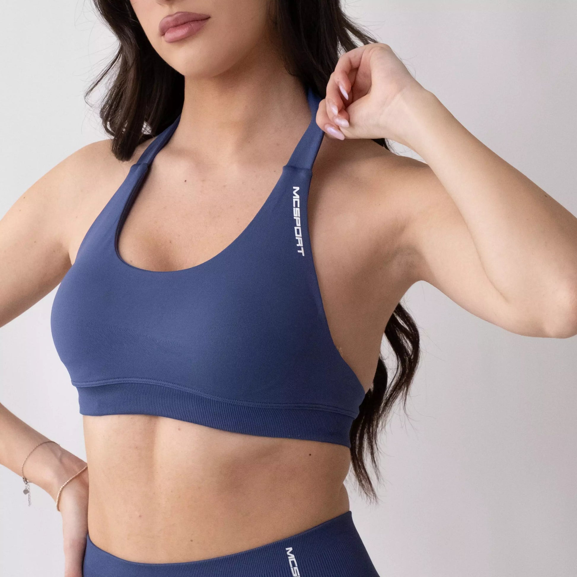 Top sportivo denim da donna indossato dal design essenziale e confortevole, ideale per fitness, palestra, yoga e pilates.