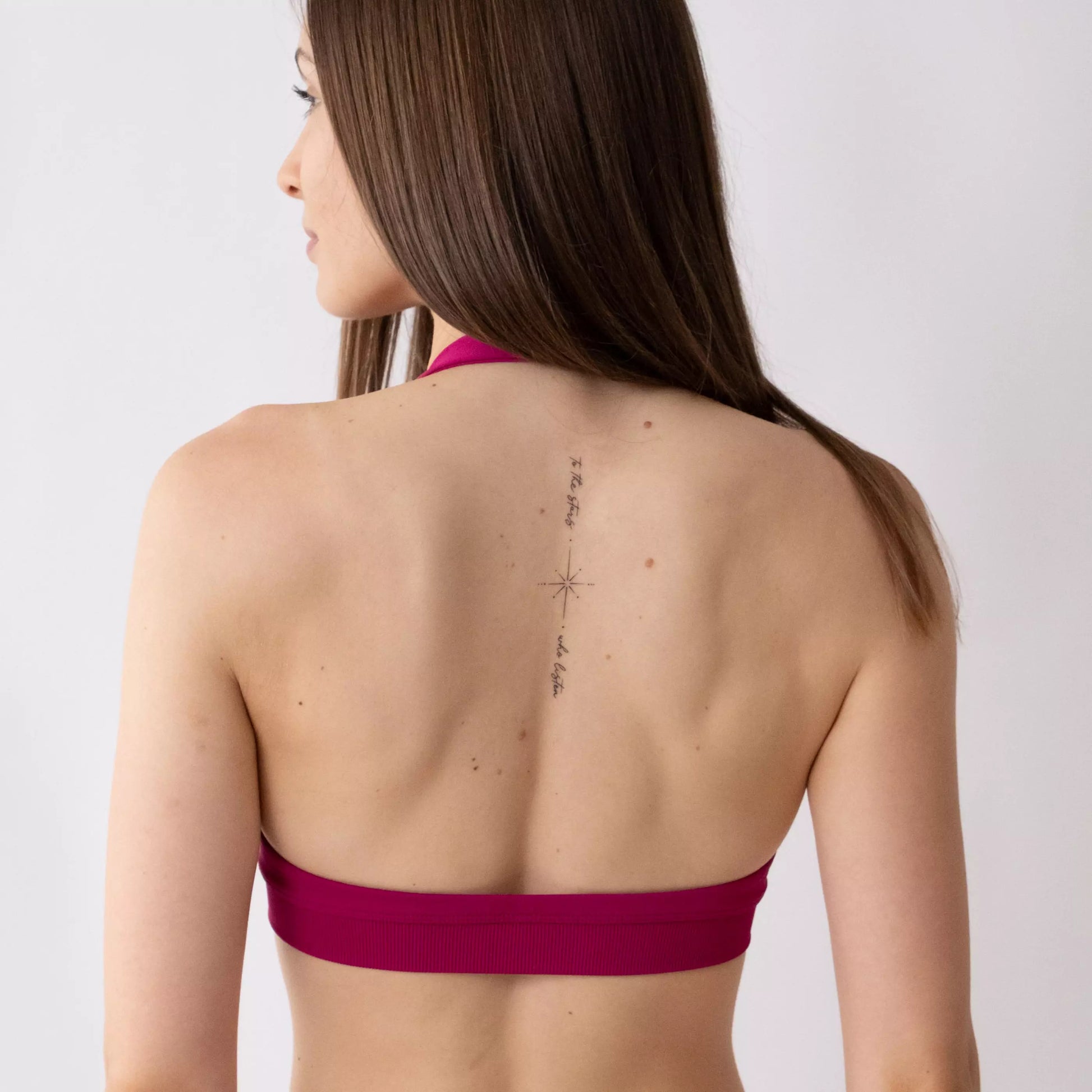 Top sportivo color orchidea da donna indossato dal design essenziale e confortevole, ideale per fitness, palestra, yoga e pilates.