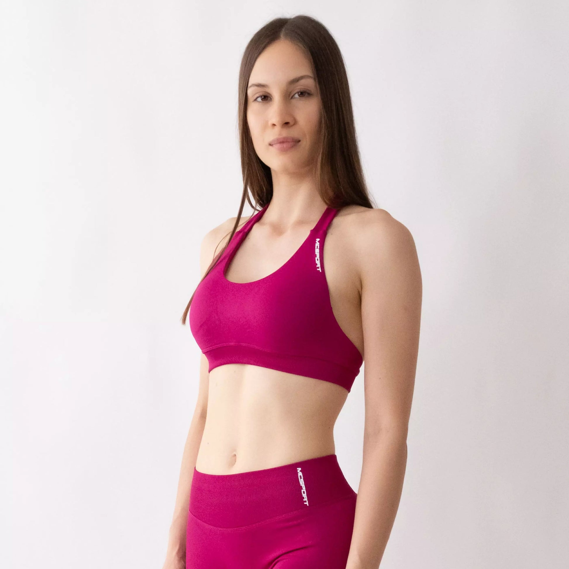 Top sportivo color orchidea da donna indossato dal design essenziale e confortevole, ideale per fitness, palestra, yoga e pilates.