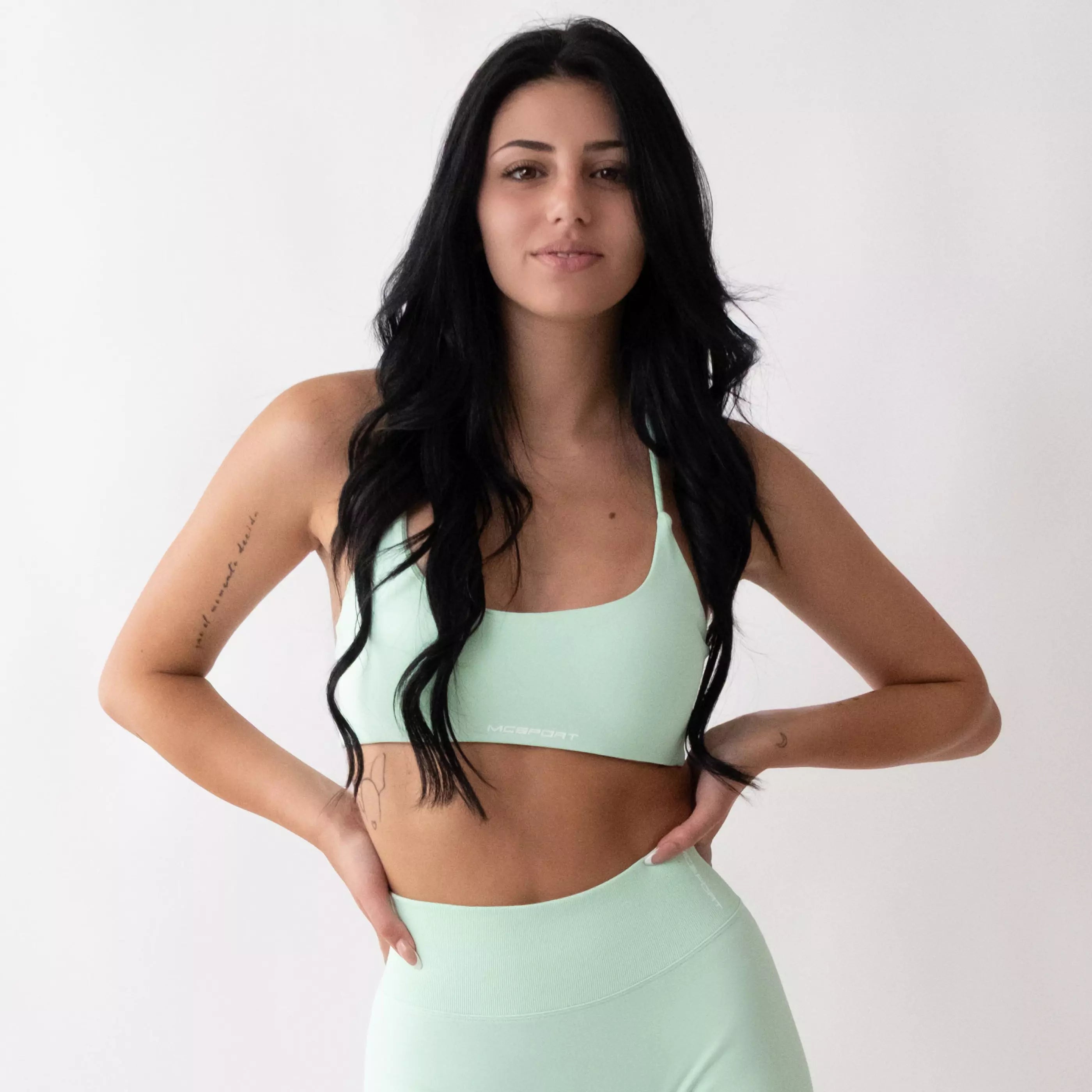 Top sportivo monospalla color menta da donna indossato dal design moderno ed essenziale, con supporto confortevole e tessuto elasticizzato. 