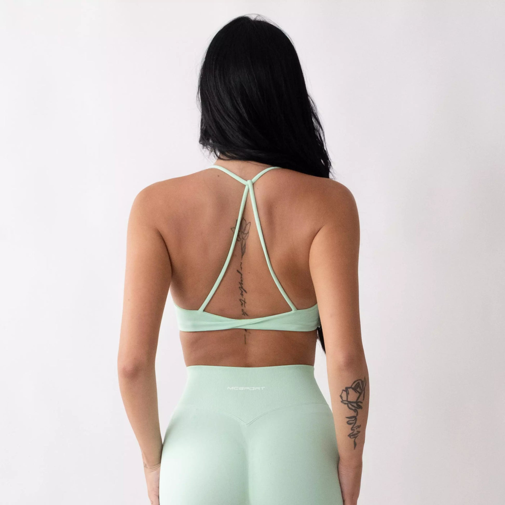 Top sportivo monospalla color menta da donna indossato dal design moderno ed essenziale, con supporto confortevole e tessuto elasticizzato. 