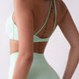 Top sportivo monospalla color menta da donna indossato dal design moderno ed essenziale, con supporto confortevole e tessuto elasticizzato. 