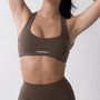 Top sportivo marrone da donna indossato con schiena olimpionica: tessuto elasticizzato, supporto confortevole e libertà di movimento per fitness, yoga, pilates e allenamenti.
