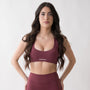 Top sportivo rosso da donna indossato con schiena olimpionica: tessuto elasticizzato, supporto confortevole e libertà di movimento per fitness, yoga, pilates e allenamenti.