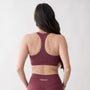 Top sportivo rosso da donna indossato con schiena olimpionica: tessuto elasticizzato, supporto confortevole e libertà di movimento per fitness, yoga, pilates e allenamenti.