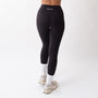 Leggings sportivi neri da donna indossati a vita alta: tessuto elasticizzato, morbido e confortevole per fitness, yoga, pilates e allenamenti di ogni intensità.