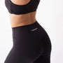 Leggings sportivi neri da donna indossati a vita alta: tessuto elasticizzato, morbido e confortevole per fitness, yoga, pilates e allenamenti di ogni intensità.