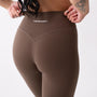 Leggings sportivi marroni da donna indossati a vita alta: tessuto elasticizzato, morbido e confortevole per fitness, yoga, pilates e allenamenti di ogni intensità.