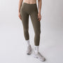 Leggings sportivi verdi da donna indossati a vita alta: tessuto elasticizzato, morbido e confortevole per fitness, yoga, pilates e allenamenti di ogni intensità.