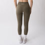 Leggings sportivi verdi da donna indossati a vita alta: tessuto elasticizzato, morbido e confortevole per fitness, yoga, pilates e allenamenti di ogni intensità.
