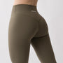 Leggings sportivi verdi da donna indossati a vita alta: tessuto elasticizzato, morbido e confortevole per fitness, yoga, pilates e allenamenti di ogni intensità.