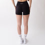 Shorts sportivi neri da donna indossati a vita alta: tessuto elasticizzato, morbido e confortevole, perfetti per fitness, yoga, pilates e allenamenti di ogni intensità.