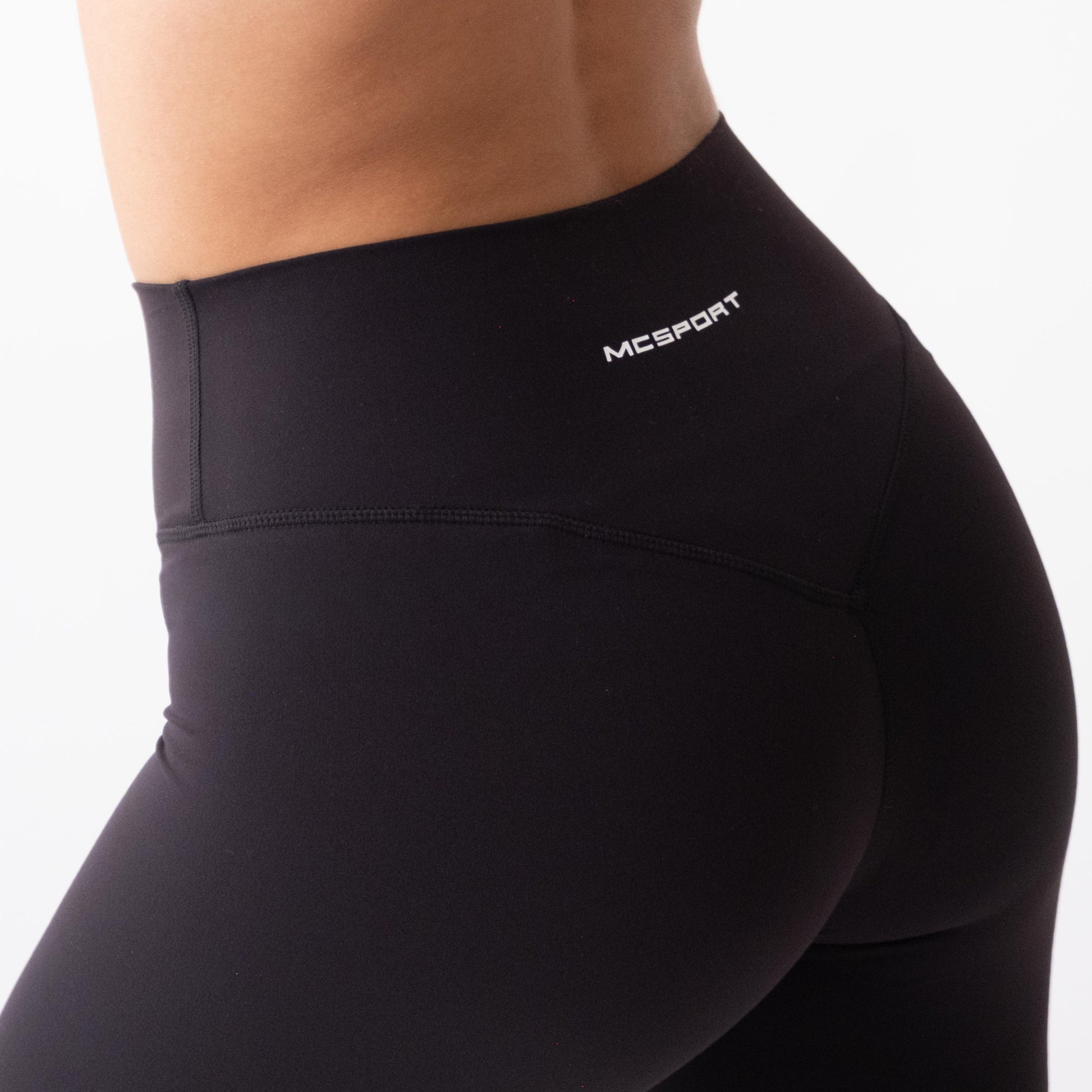 Shorts sportivi neri da donna indossati a vita alta: tessuto elasticizzato, morbido e confortevole, perfetti per fitness, yoga, pilates e allenamenti di ogni intensità.