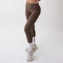 Shorts sportivi marroni da donna indossati a vita alta: tessuto elasticizzato, morbido e confortevole, perfetti per fitness, yoga, pilates e allenamenti di ogni intensità.
