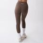 Shorts sportivi marroni da donna indossati a vita alta: tessuto elasticizzato, morbido e confortevole, perfetti per fitness, yoga, pilates e allenamenti di ogni intensità.