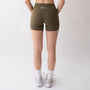 Shorts sportivi verdi da donna indossati a vita alta: tessuto elasticizzato, morbido e confortevole, perfetti per fitness, yoga, pilates e allenamenti di ogni intensità.